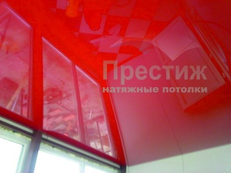 Красный глянцевый потолок
